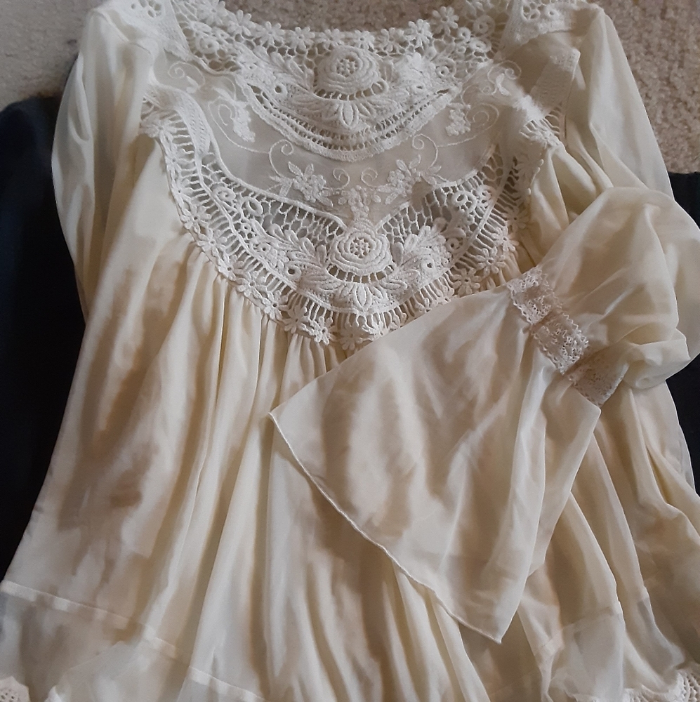 Beautiful flowing ivory shirt.